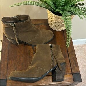 Crown Vintage Suede Boots
Size 6.5